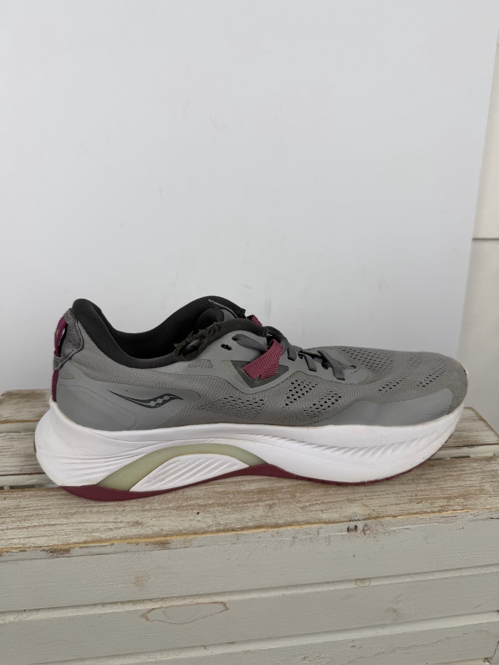 Saucony Women's Guide 15 running shoes in the Alloy/Quartz color way size 8
